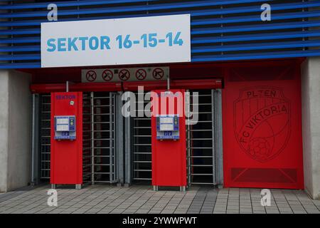 Pilsen, République tchèque. 11 décembre 2024. Vue générale à l'extérieur du stade avant le match FC Viktoria Plzeň - Manchester United UEFA Europa League à la Doosan Arena, Pilsen, République tchèque le 11 décembre 2024 crédit : Every second Media/Alamy Live News Banque D'Images