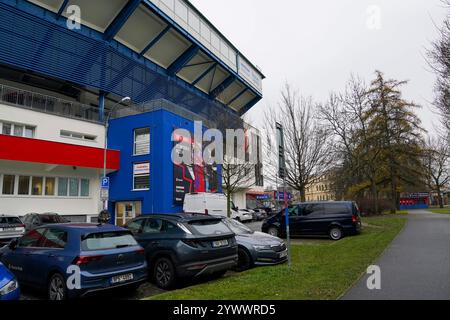 Pilsen, République tchèque. 11 décembre 2024. Vue générale à l'extérieur du stade avant le match FC Viktoria Plzeň - Manchester United UEFA Europa League à la Doosan Arena, Pilsen, République tchèque le 11 décembre 2024 crédit : Every second Media/Alamy Live News Banque D'Images