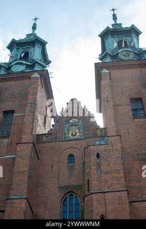 Cathédrale historique de Gniezno en Grande Pologne, Pologne, présentant l'architecture gothique et le patrimoine culturel. Banque D'Images