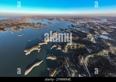 (241212) -- DANJIANGKOU, décembre 12, 2024 (Xinhua) -- une photo de drone aérien prise le 29 novembre 2024 montre une vue du barrage de Danjiangkou dans la province du Hubei en Chine centrale. Cette année marque le 10e anniversaire de la mise en œuvre du projet de dérivation sud-nord de l'eau de la Chine, qui a été lancé pour remédier au déséquilibre régional de l'eau en Chine. Le projet comporte trois itinéraires. La route du milieu, la plus importante, commence au réservoir Danjiangkou dans la province du Hubei, au centre de la Chine, et traverse le Henan et le Hebei avant d'atteindre Pékin et Tianjin. Depuis que la voie du milieu a commencé à fournir de l'eau i Banque D'Images