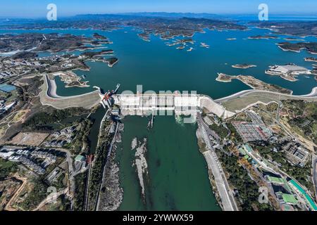 (241212) -- DANJIANGKOU, décembre 12, 2024 (Xinhua) -- une photo de drone aérien prise le 30 novembre 2024 montre une vue du barrage de Danjiangkou dans la province du Hubei en Chine centrale. Cette année marque le 10e anniversaire de la mise en œuvre du projet de dérivation sud-nord de l'eau de la Chine, qui a été lancé pour remédier au déséquilibre régional de l'eau en Chine. Le projet comporte trois itinéraires. La route du milieu, la plus importante, commence au réservoir Danjiangkou dans la province du Hubei, au centre de la Chine, et traverse le Henan et le Hebei avant d'atteindre Pékin et Tianjin. Depuis que la voie du milieu a commencé à fournir de l'eau i Banque D'Images