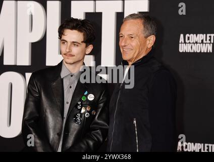 HOLLYWOOD, CALIFORNIE - 10 DÉCEMBRE : (G-d) Timothée Chalamet et Bob Iger, PDG de Disney, assistent à la première de Searchlight Pictures 'A Comple à Los Angeles Banque D'Images