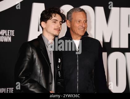 HOLLYWOOD, CALIFORNIE - 10 DÉCEMBRE : (G-d) Timothée Chalamet et Bob Iger, PDG de Disney, assistent à la première de Searchlight Pictures 'A Comple à Los Angeles Banque D'Images