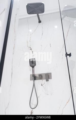 Robinet chromé de luxe et douche dans la cabine de douche avec murs en marbre blanc. Cabine de douche de luxe moderne. Banque D'Images