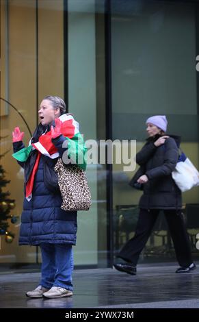 Bimingham, Angleterre, Royaume-Uni. 12 décembre 2024. Un activiste portant un drapeau palestinien comme un cape proteste devant l'immeuble de bureaux pendant la manifestation. Les militants pro-palestiniens ciblent les bureaux d'assurance d'Allianz dans leur Colmore Building, Birmingham, occupant la zone de réception et manifestant à l'extérieur. Ils ciblent Allianz parce qu'ils assurent et investissent dans la société israélienne d'armement Elbit Systems. Ils exigent que la société abandonne Elbit Systems. (Crédit image : © Martin Pope/ZUMA Press Wire) USAGE ÉDITORIAL SEULEMENT! Non destiné à UN USAGE commercial ! Banque D'Images