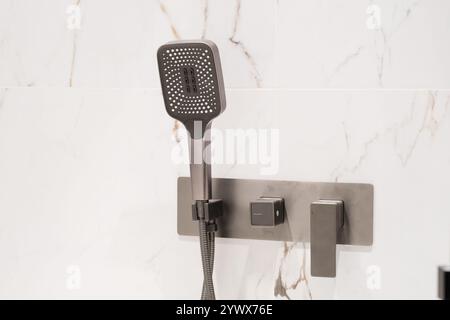 Robinet chromé de luxe et douche dans la cabine de douche avec murs en marbre blanc. Cabine de douche de luxe moderne. Banque D'Images