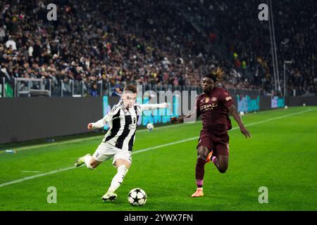 Turin, Italie. 11 décembre 2024. Francisco Conceicao du Juventus FC est défié par Jeremy Doku du Manchester City FC lors du match de football de la phase de ligue de l'UEFA Champions League 2024/25 entre le Juventus FC et le Manchester City FC. Crédit : Nicolò Campo/Alamy Live News Banque D'Images