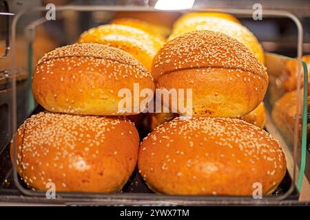 délicieux petits pains chauds sur le comptoir dans la boulangerie. Alimentation et alimentation saines Banque D'Images