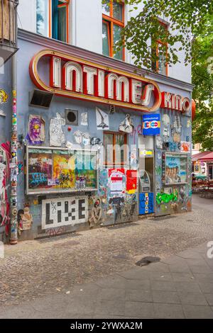 Berlin, Allemagne 5 août 2012. Intimes kino Cinema extérieur. Façade couverte de graffitis du cinéma Art-House fondée en 1909 dans une petite boutique. Banque D'Images