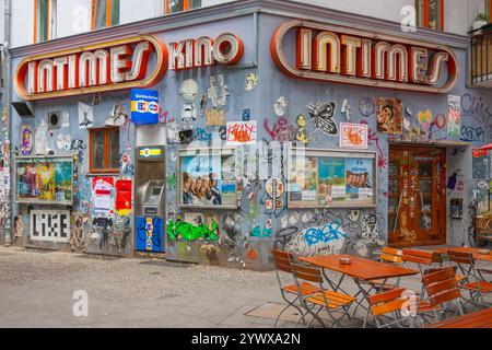 Berlin, Allemagne 5 août 2012. Intimes kino Cinema extérieur. Façade couverte de graffitis du cinéma Art-House fondée en 1909 dans une petite boutique. Banque D'Images