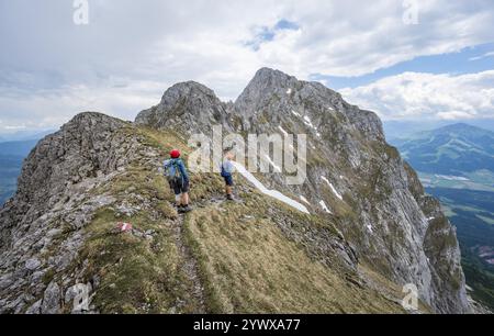 Deux alpinistes sur un étroit sentier de randonnée, ascension vers le Maukspitze, Wilder Kaiser, montagnes Kaiser, Tyrol, Autriche, Europe Banque D'Images