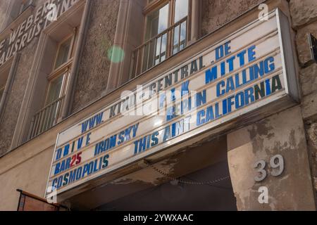 Berlin, Allemagne 6 août 2012. Vintage panneau d'information au-dessus de l'entrée d'un cinéma ou d'une salle de cinéma avec des lettres coulissantes lâches. Banque D'Images