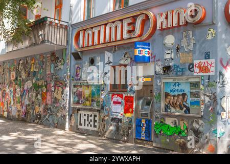 Berlin, Allemagne 8 août 2012. Intimes kino Cinema extérieur. Façade couverte de graffitis du cinéma Art-House fondée en 1909 dans une petite boutique. Banque D'Images