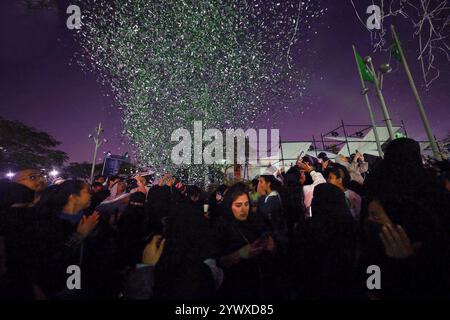 Djeddah, Arabie Saoudite. 11 décembre 2024. Les drones se présentent à célébrer alors que le Congrès de la FIFA vote pour les droits d’accueil de la Coupe du monde 2034 avec l’Arabie saoudite comme seule candidate, à Djeddah et Dammam, le 11 décembre 2024. Photo Balkis Press/ABACAPRESS. COM Credit : Abaca Press/Alamy Live News Banque D'Images