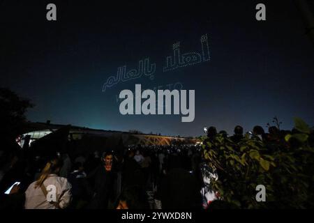 Djeddah, Arabie Saoudite. 11 décembre 2024. Les drones se présentent à célébrer alors que le Congrès de la FIFA vote pour les droits d’accueil de la Coupe du monde 2034 avec l’Arabie saoudite comme seule candidate, à Djeddah et Dammam, le 11 décembre 2024. Photo Balkis Press/ABACAPRESS. COM Credit : Abaca Press/Alamy Live News Banque D'Images