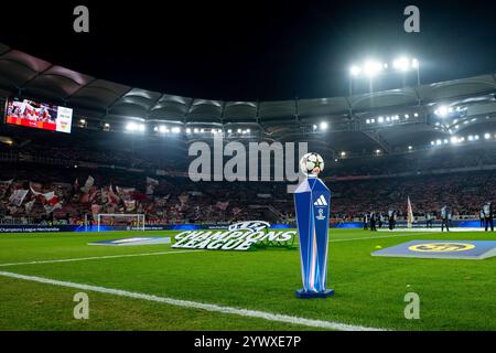 Symbolbild/Themenfoto Adidas CL Spielball auf Stele vor dem Spiel, daneben UCL Branding, dahinter fans/Ultras in der Cannstatter Kurve, GER, VfB Stuttgart vs. BSC Young Boys Bern, Fussball, Herren, UEFA Champions League, 6. Spieltag, Spielzeit 2024/2025, 11.12.2024 Foto : Eibner-Pressefoto/Michael Memmler Banque D'Images