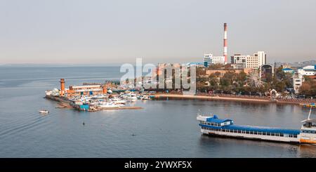 Vladivostok, Russie - 21 octobre 2012 : une vue panoramique sur le port avec des bateaux et des bâtiments industriels. Banque D'Images