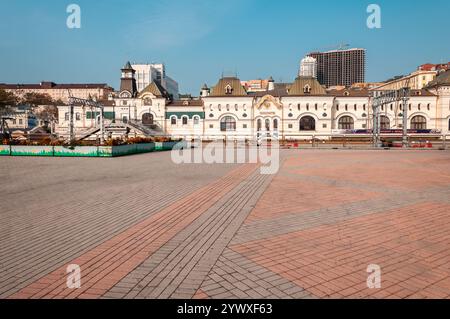 Vladivostok, Russie - 21 octobre 2012 : vue sur la gare historique de Vladivostok et la place environnante. Banque D'Images