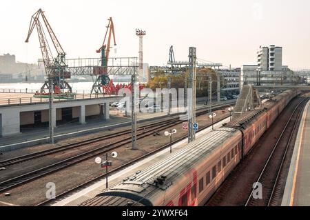 Vladivostok, Russie - 21 octobre 2012 : une gare avec des grues industrielles en arrière-plan. Banque D'Images