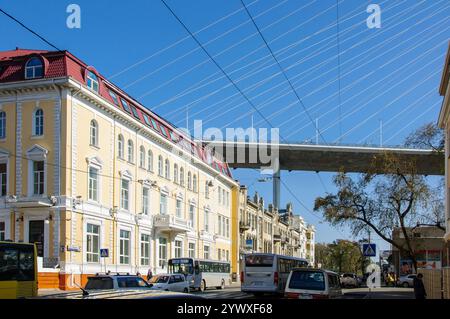 Vladivostok, Russie - 21 octobre 2012 : une vue de la ville avec le Pont d'Or en arrière-plan. Banque D'Images