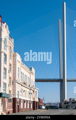 Vladivostok, Russie - 21 octobre 2012 : Pont d'Or et bâtiments historiques sous un ciel bleu clair. Banque D'Images