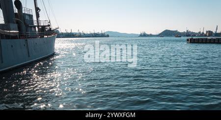 Vladivostok, Russie - 21 octobre 2012 : une vue sereine sur le port avec des navires amarrés et la ligne d'horizon de la ville en arrière-plan. Banque D'Images