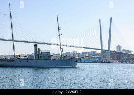 Vladivostok, Russie - 21 octobre 2012 : un navire historique accosté près de l'impressionnant pont à haubans. Banque D'Images