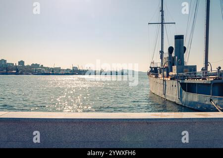 Vladivostok, Russie - 21 octobre 2012 : un navire historique a accosté au port avec l'horizon de la ville en arrière-plan. Banque D'Images