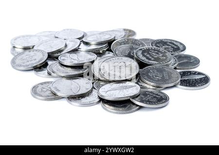 Gros plan de pièces de métal croates, avec principalement des pièces de deux kuna avec des gravures détaillées Banque D'Images