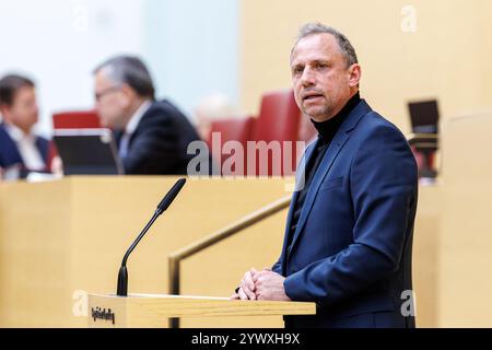 Munich, Allemagne. 12 décembre 2024. Thorsten Glauber (électeurs libres), ministre de l'environnement de Bavière, s'exprime lors de la 38e session plénière du Parlement de l'État de Bavière le 12 décembre 2024 à Munich (Bavière). Crédit : Matthias Balk/dpa/Alamy Live News Banque D'Images
