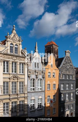 Ville de Gdansk en Pologne. Maisons bourgeoises historiques avec pignons à long Street (Ulica Długa) dans la vieille ville. Banque D'Images