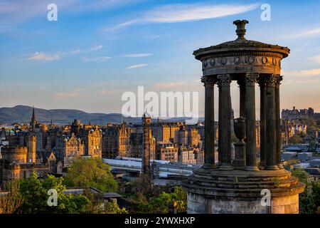 Coucher de soleil sur la ville d'Édimbourg avec Dugald Stewart Monument, vue depuis Calton Hill en Écosse, Royaume-Uni. Banque D'Images