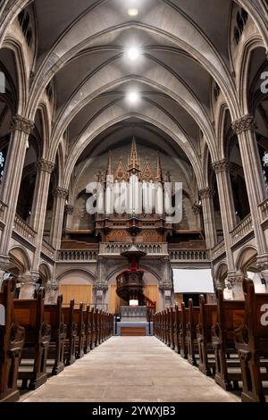 Église protestante Saint-Etienne - intérieur du Temple Saint-Etienne, vue vers l'orgue dans la ville de Mulhouse, Alsace, France. Banque D'Images