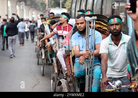 Dhaka, Bangladesh - 10 décembre 2024 : des étudiants blessés du soulèvement de masse de juillet participent au rassemblement pour la justice organisé par les guerriers de Banque D'Images