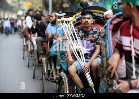 Dhaka, Bangladesh - 10 décembre 2024 : des étudiants blessés du soulèvement de masse de juillet participent au rassemblement pour la justice organisé par les guerriers de Banque D'Images