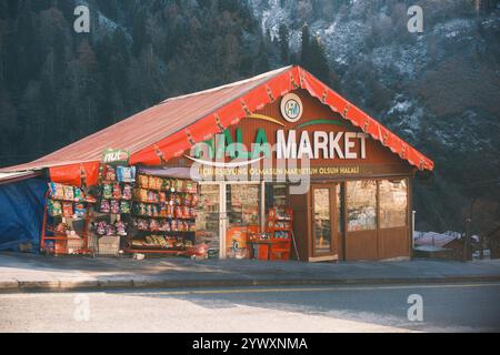 Ayder plateau, Rize, Türkiye - décembre 1,2024 : le magasin de tente unique, marché Hala, vendant des collations et des épiceries au bord de la route dans une zone montagneuse Banque D'Images