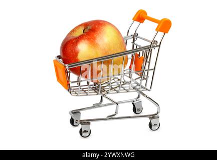 Une pomme rouge se trouve dans un chariot de jouet isolé sur un fond blanc Banque D'Images