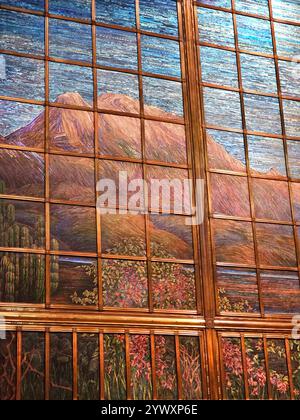 Mexico, Mexique - 12 juillet 2024 : intérieur de la salle principale du Palais des Beaux-Arts avec un rideau fait de morceaux de verre décoré Banque D'Images