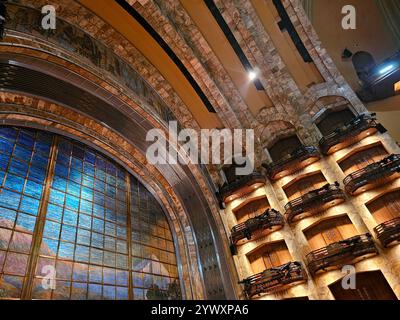 Mexico, Mexique - 12 juillet 2024 : intérieur de la salle principale du Palais des Beaux-Arts avec un rideau fait de morceaux de verre décoré Banque D'Images