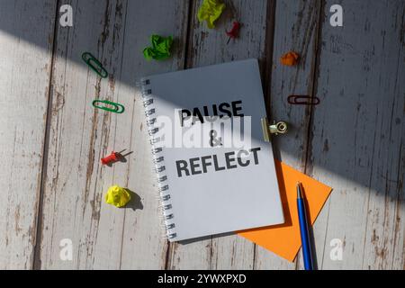 Tableau noir écrit pause réfléchir avec réveil. Faites une pause et réfléchissez le mot avec l'heure sur l'arrière-plan du tableau. Banque D'Images