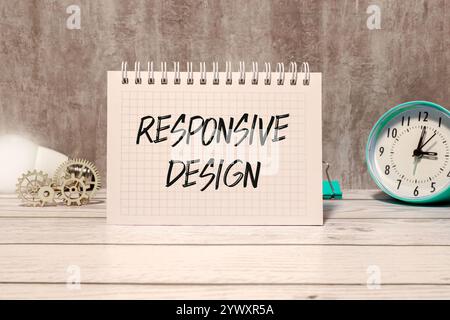Texte Responsive Design sur bureau blanc avec marqueurs multicolores Banque D'Images