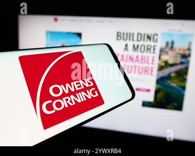 Allemagne. 24 juillet 2024. Dans cette illustration photo, un smartphone avec le logo de la société américaine de matériaux de construction Owens Corning est vu en face du site. (Crédit image : © timon Schneider/SOPA images via ZUMA Press Wire) USAGE ÉDITORIAL SEULEMENT ! Non destiné à UN USAGE commercial ! Banque D'Images