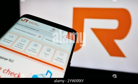 Allemagne. 24 juillet 2024. Dans cette illustration photo, un smartphone avec le site Web de l'entreprise ferroviaire japonaise Central Japan Railway Company est vu devant le logo de l'entreprise. (Photo timon Schneider/SOPA images/SIPA USA) *** strictement à des fins éditoriales *** crédit : SIPA USA/Alamy Live News Banque D'Images