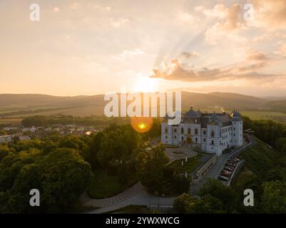 Vue aérienne du château de Halic dans le village de Halic en Slovaquie - coucher de soleil Banque D'Images