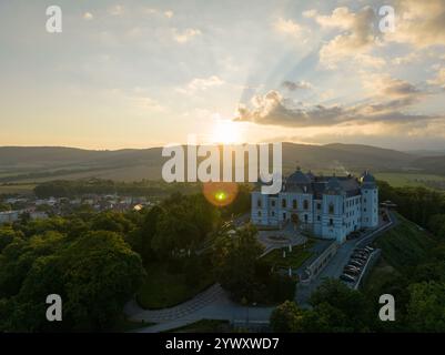 Vue aérienne du château de Halic dans le village de Halic en Slovaquie - coucher de soleil Banque D'Images