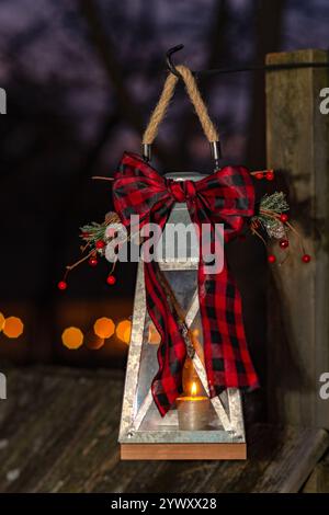 Lanterne de Noël avec noeud à carreaux et bougie Banque D'Images