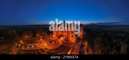Vue aérienne de nuit du château de Halic dans le village de Halic en Slovaquie Banque D'Images