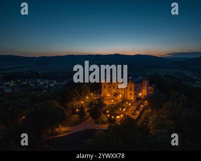 Vue aérienne de nuit du château de Halic dans le village de Halic en Slovaquie Banque D'Images