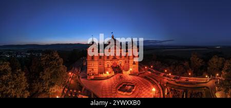 Vue aérienne de nuit du château de Halic dans le village de Halic en Slovaquie Banque D'Images