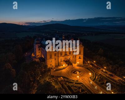 Vue aérienne de nuit du château de Halic dans le village de Halic en Slovaquie Banque D'Images